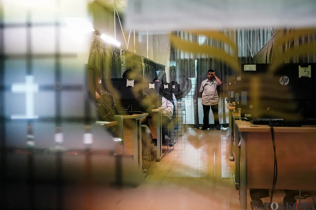 Peserta mengikuti Ujian Tulis Berbasis Komputer-Seleksi Nasional Berdasarkan Tes (UTBK-SNBT) di Universitas Negeri Jakarta, Rawamangun, Jakarta Timur, Kamis, 24 April 2025. (Sumber: Poskota/Bilal Nugraha Ginanjar)