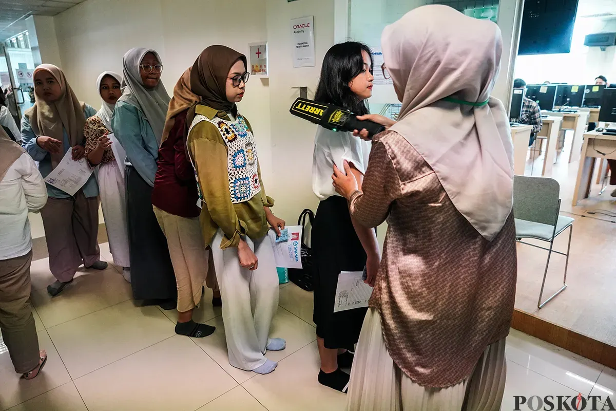 Peserta mengikuti Ujian Tulis Berbasis Komputer-Seleksi Nasional Berdasarkan Tes (UTBK-SNBT) di Universitas Negeri Jakarta, Rawamangun, Jakarta Timur, Kamis, 24 April 2025. (Sumber: Poskota/Bilal Nugraha Ginanjar)