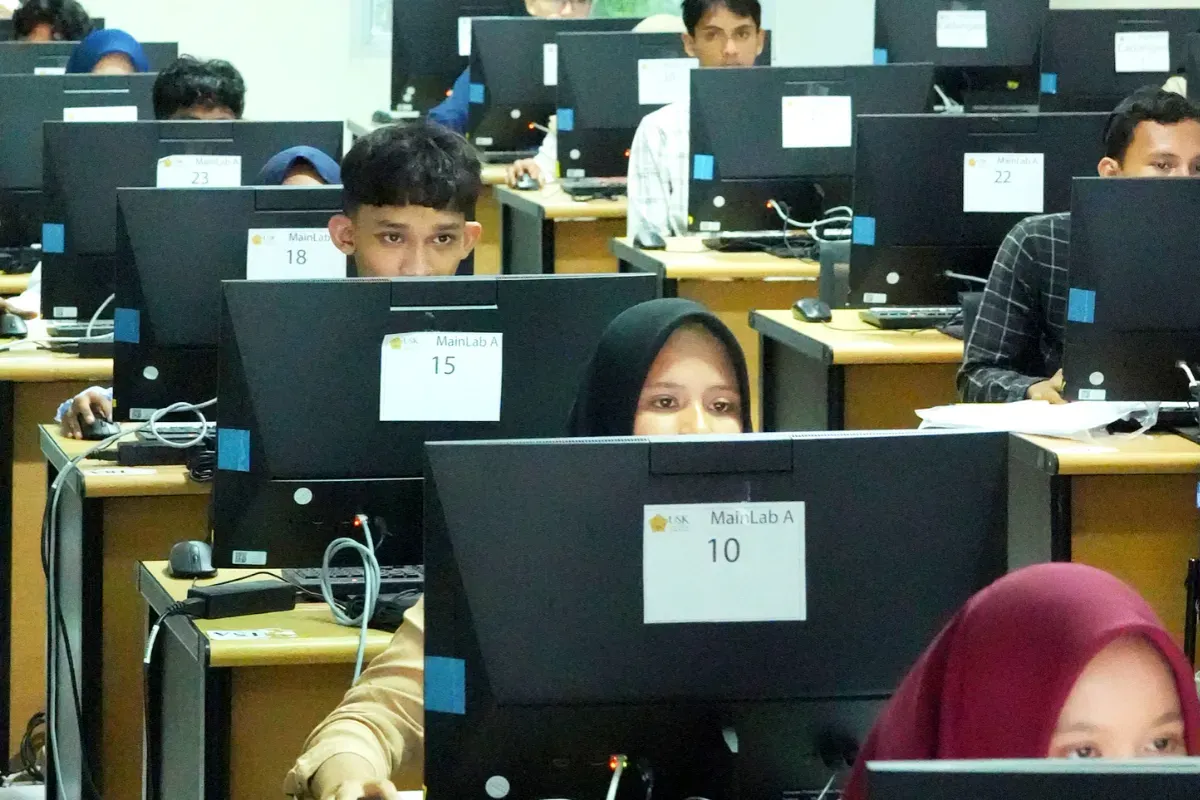 Ilustrasi siswa yang sedang melakukan ujian UTBK 2025. (Sumber: X/@univ_syiahkuala)