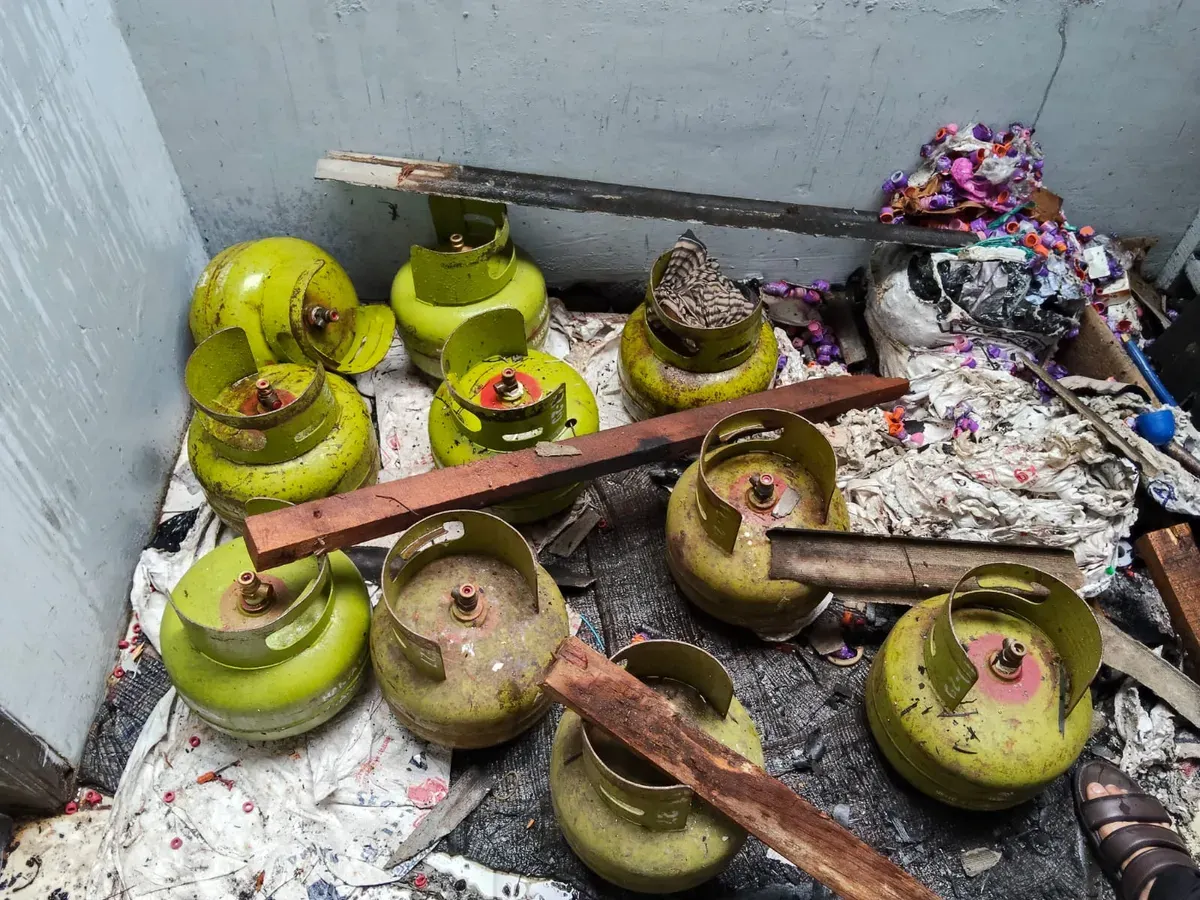 Sisa tabung gas yang meledak dan membakar sebuah rumah di Cilandak, Jakarta Selatan, Kamis, 24 April 2025. (Sumber: Dok. Polsek Cilandak)