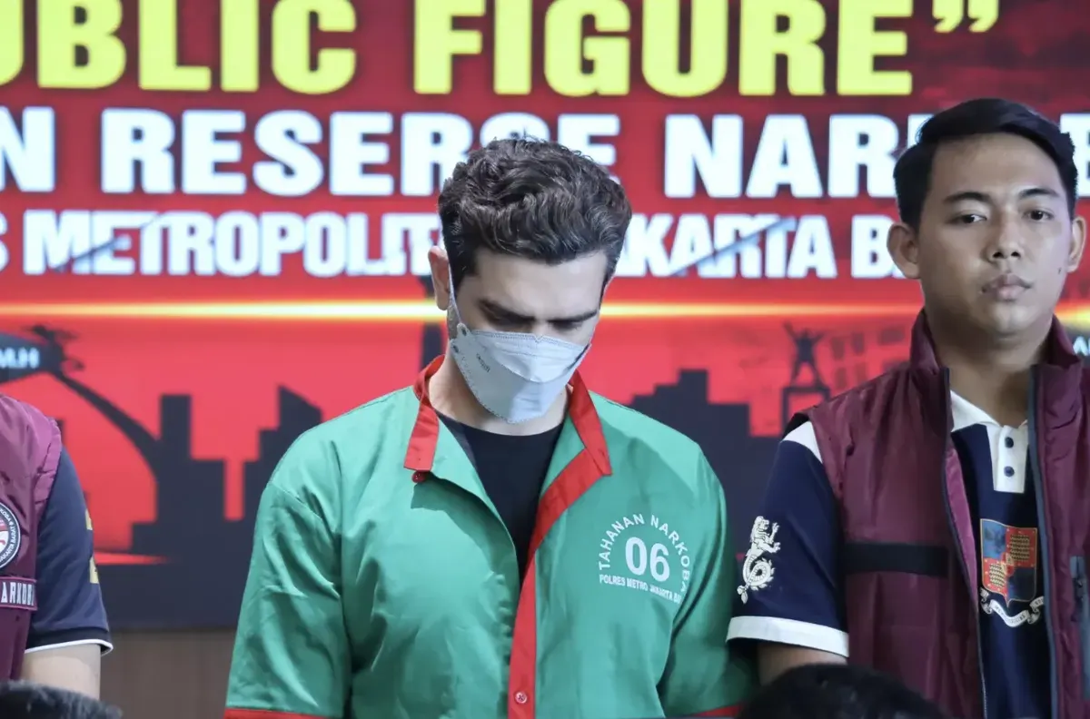 Fachri Albar saat dihadirkan dalam konferensi pers oleh Polres Metro Jakarta Barat, Kamis, 24 April 2025 dengan mengenakan pakaian tahanan. (Sumber: Dok/Polres Metro)