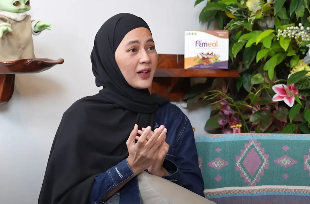 Paula Verhoeven saat menghadiri podcast bersama Denny Sumargo, di mana ia berbicara mengenai perceraiannya dengan Baim Wong dan menanggapi rumor yang beredar. (Sumber: YouTube/Curhat Bang Denny Sumargo)