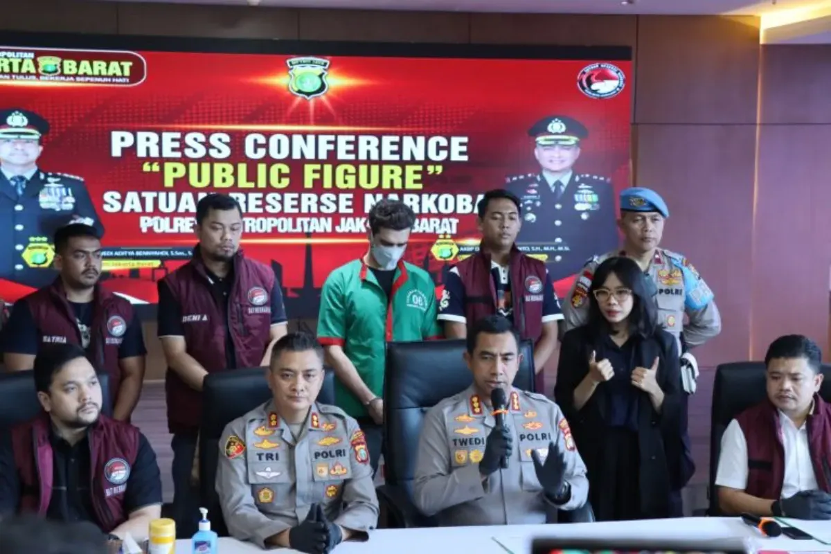 Konferensi pers Polres Metro Jakarta Barat terkait kasus penyalahgunaan narkoba aktor Fachri Albar. (Sumber: Media Center Polres Jakarta Barat)