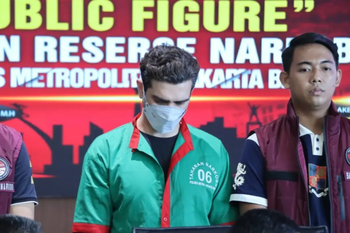 Potret Fachri Albar yang ditetapkan sebagai tersangka atas kasus penyalahgunaan narkoba. (Sumber: Media Center Restro Jakbar)