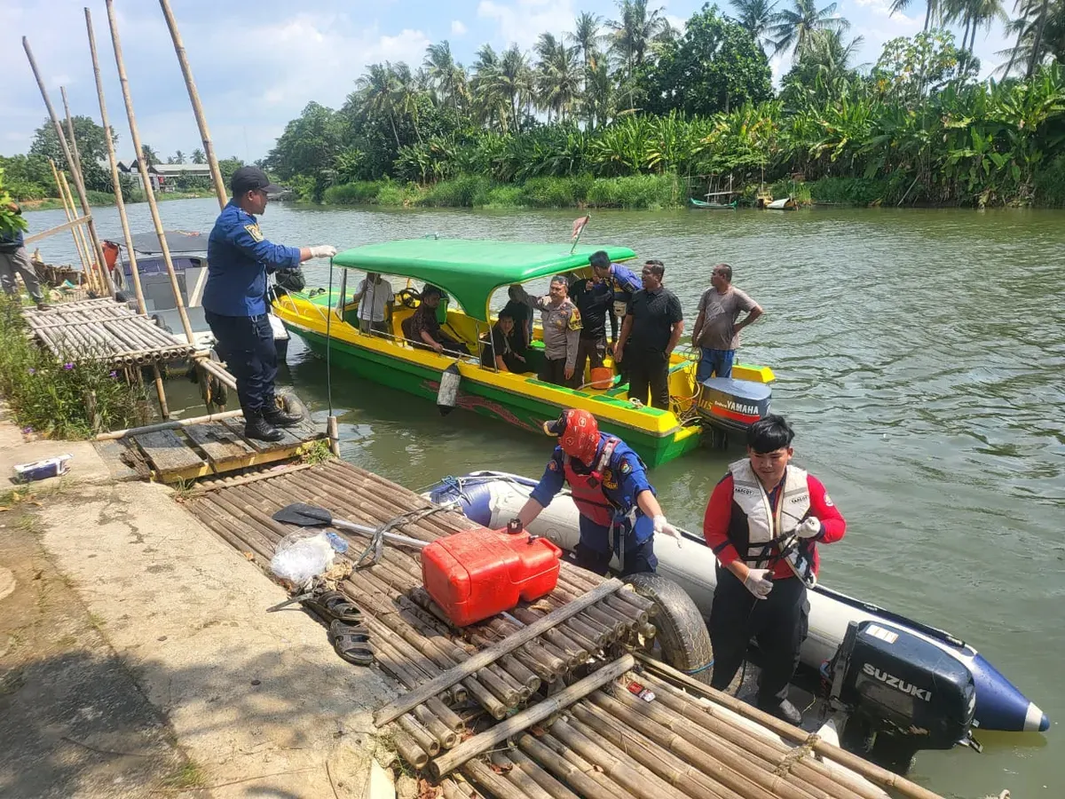Petugas mencari tubuh sopir taksi online yang dibuang ke Kali Baru, Desa Tanjung Burung, Kecamatan Teluknaga, Kabupaten Tangerang. (Sumber: Dok. Polres Metro Tangerang Kota)