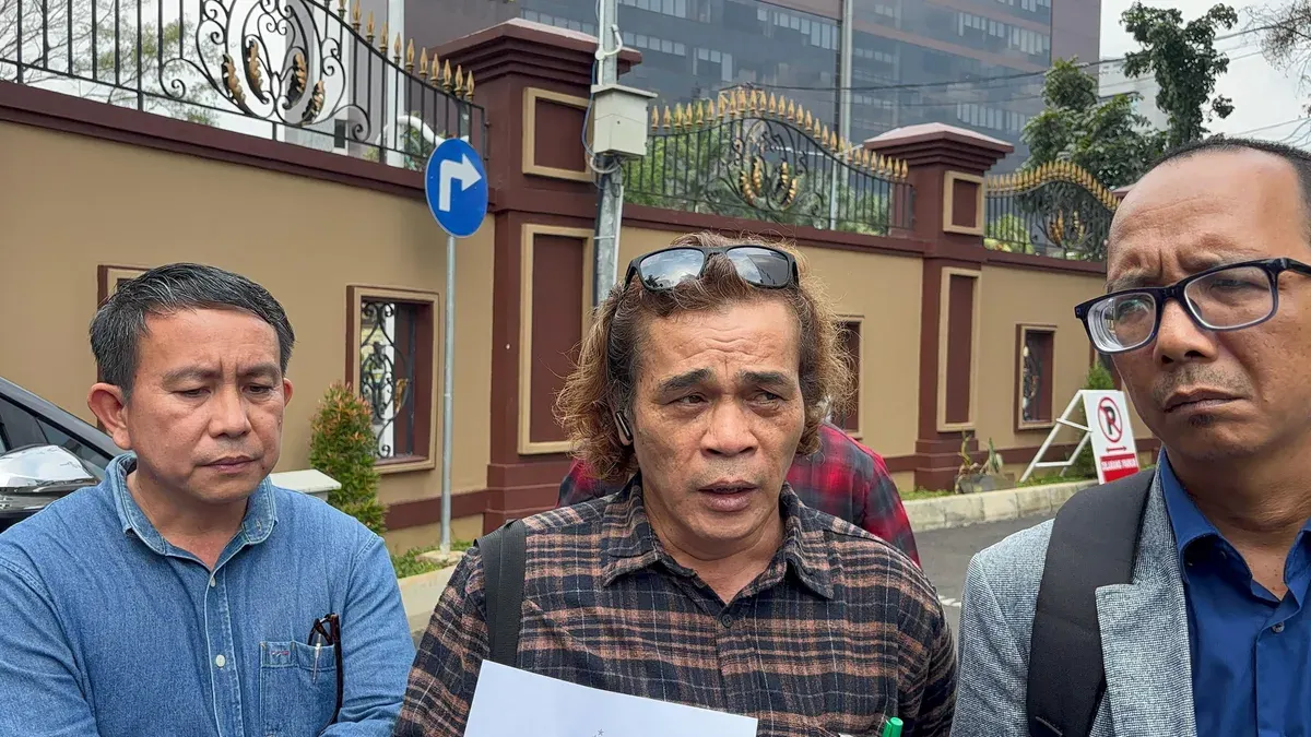 Keluarga mendiang Kenzha Walewangko mahasiswa Universitas Kristen Indonesia (UKI) melaporkan Kapolres Metro Jakarta Timur Kombes Nicolas Ary Lilipaly beserta jajarannya ke Divisi Propam Polri, Jumat, 25 April 2025. (Sumber: Poskota/Ali Mansur)