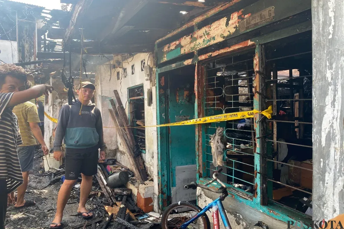 Garis polisi dipasangi di salah satu rumah yang ludes terbakar dalam peristiwa kebakaran di Jl Kalibaru Barat, RT 16 RW 1, Kelurahan Bungur Kecamatan Senen, Jakarta Pusat, Jumat 25 April 2025, pagi. (Sumber: Poskota/Primayanti Juli Kumala Manalu)