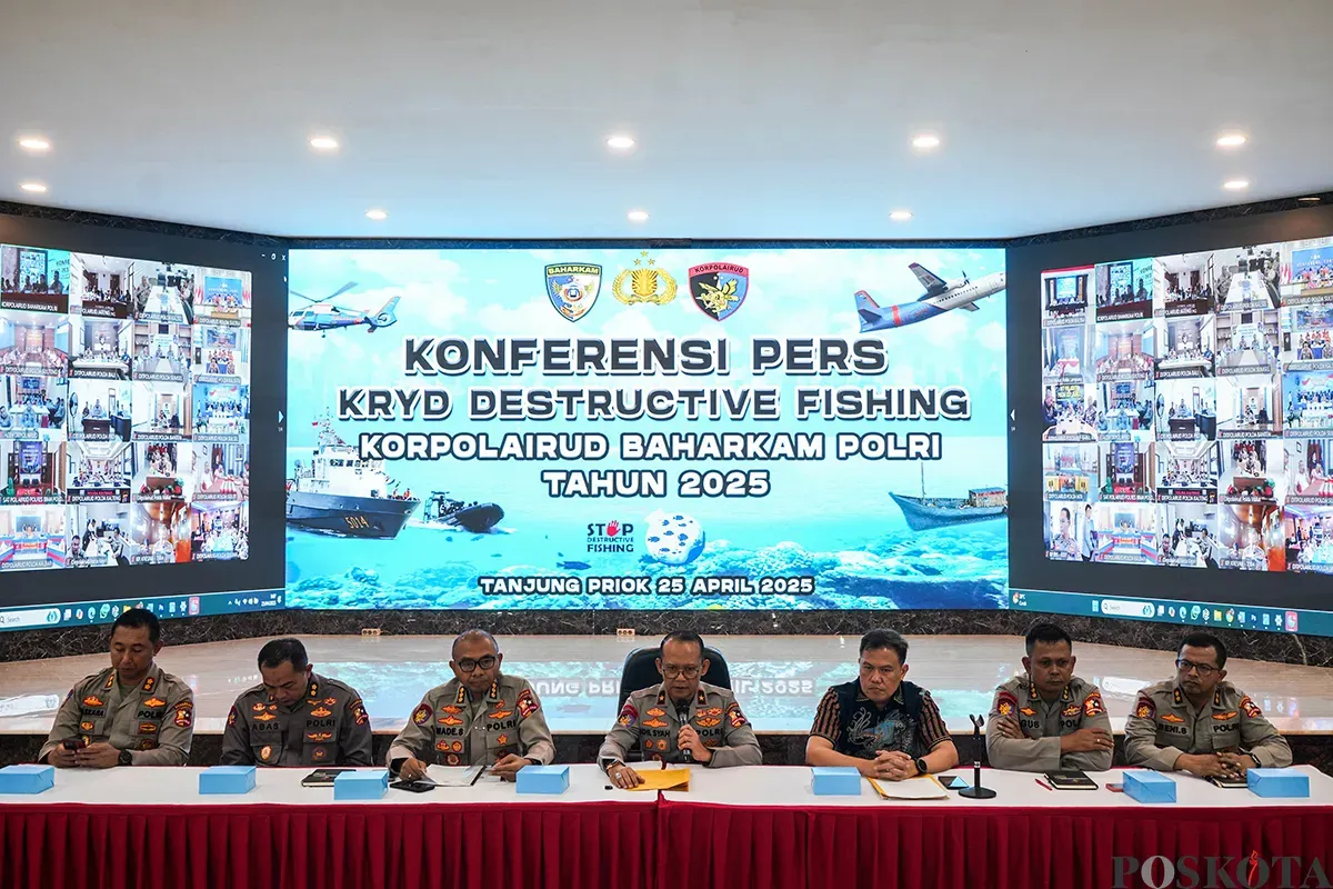 Dirpolair Kor Polairud Baharkam Polri, Brigjen Pol Idil Syah, menyampaikan keterangan pers Kegiatan Rutin Kepolisian yang Ditingkatkan (KRYD) Destructive Fishing 2025 (Kegiatan Penangkapan Ikan yang Merusak Lingkungan) di Mako Korpolairud, Tanjung Priok, Jakarta Utara, Jum'at, 25 April 2025. (Sumber: Poskota/Bilal Nugraha Ginanjar)