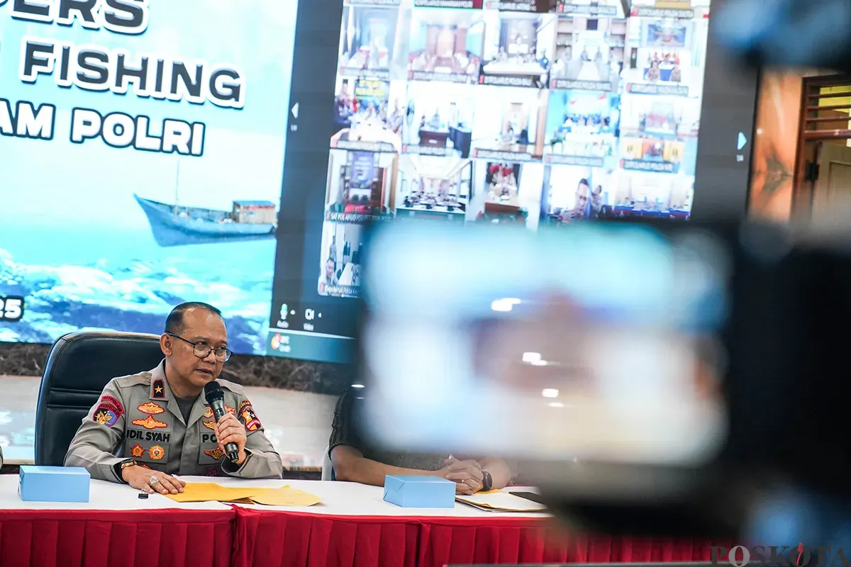 Dirpolair Kor Polairud Baharkam Polri, Brigjen Pol Idil Syah, menyampaikan keterangan pers Kegiatan Rutin Kepolisian yang Ditingkatkan (KRYD) Destructive Fishing 2025 (Kegiatan Penangkapan Ikan yang Merusak Lingkungan) di Mako Korpolairud, Tanjung Priok, Jakarta Utara, Jum'at, 25 April 2025. (Sumber: Poskota/Bilal Nugraha Ginanjar)