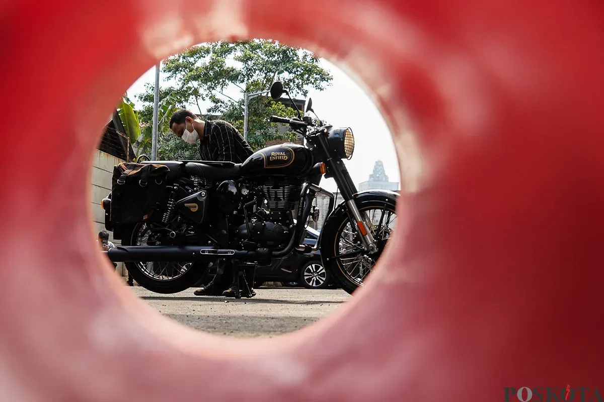 Petugas menginspeksi sepeda motor merek Royal Enfield milik mantan Gubernur Jawa Barat sekaligus terduga kasus korupsi Ridwan Kamil (RK) di Rumah Penyimpanan Benda Sitaan Negara, Cawang, Jakarta Timur, Jum'at, 25 April 2025. (Sumber: Poskota/Bilal Nugraha Ginanjar)