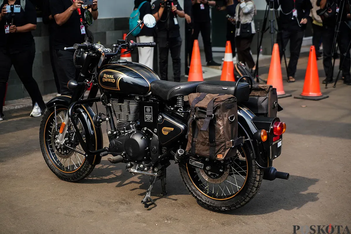 Petugas menginspeksi sepeda motor merek Royal Enfield milik mantan Gubernur Jawa Barat sekaligus terduga kasus korupsi Ridwan Kamil (RK) di Rumah Penyimpanan Benda Sitaan Negara, Cawang, Jakarta Timur, Jum'at, 25 April 2025. (Sumber: Poskota/Bilal Nugraha Ginanjar)