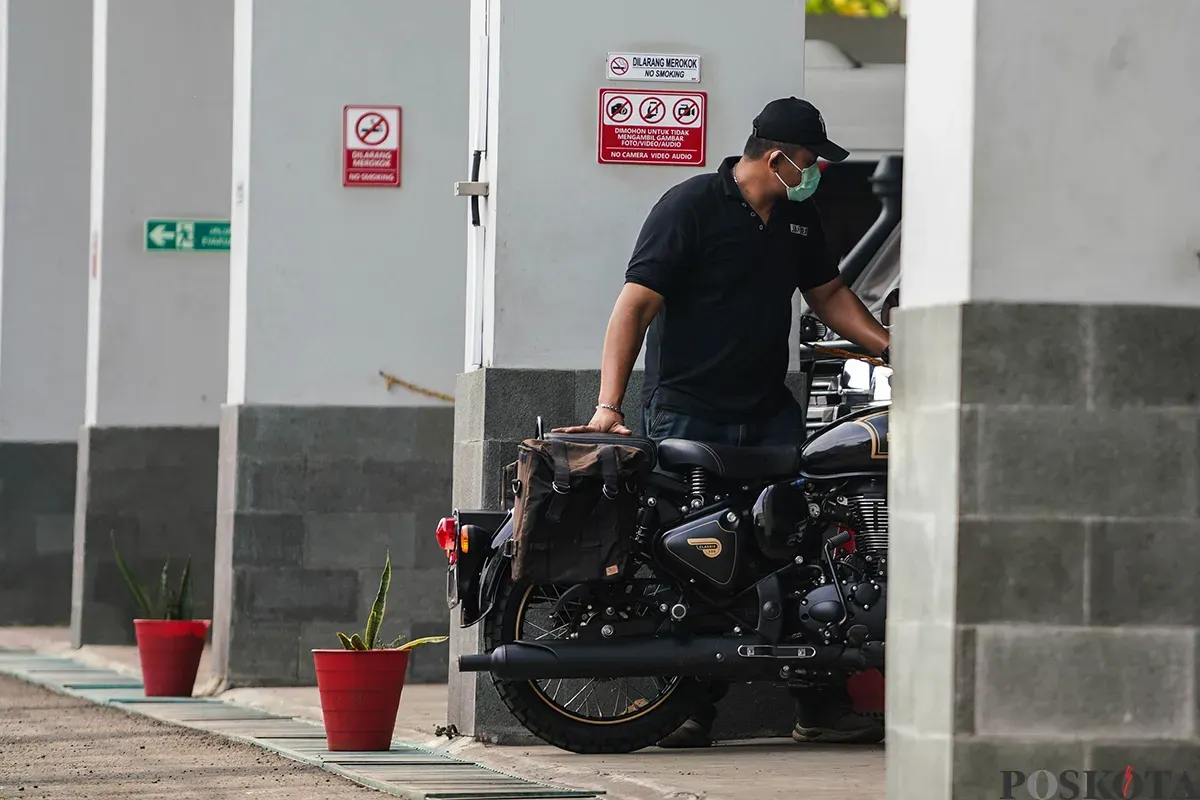 Petugas menginspeksi sepeda motor merek Royal Enfield milik mantan Gubernur Jawa Barat sekaligus terduga kasus korupsi Ridwan Kamil (RK) di Rumah Penyimpanan Benda Sitaan Negara, Cawang, Jakarta Timur, Jum'at, 25 April 2025. (Sumber: Poskota/Bilal Nugraha Ginanjar)