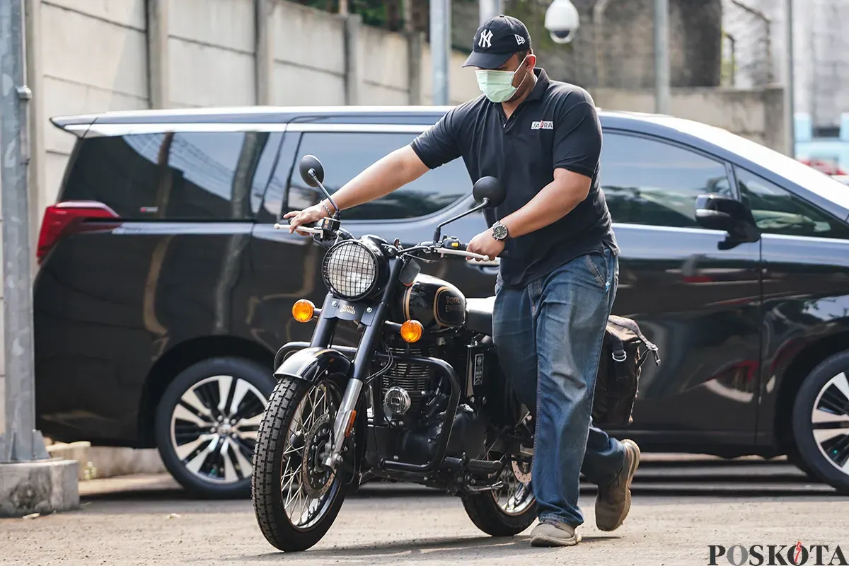 Petugas menginspeksi sepeda motor merek Royal Enfield milik mantan Gubernur Jawa Barat sekaligus terduga kasus korupsi Ridwan Kamil (RK) di Rumah Penyimpanan Benda Sitaan Negara, Cawang, Jakarta Timur, Jum'at, 25 April 2025. (Sumber: Poskota/Bilal Nugraha Ginanjar)