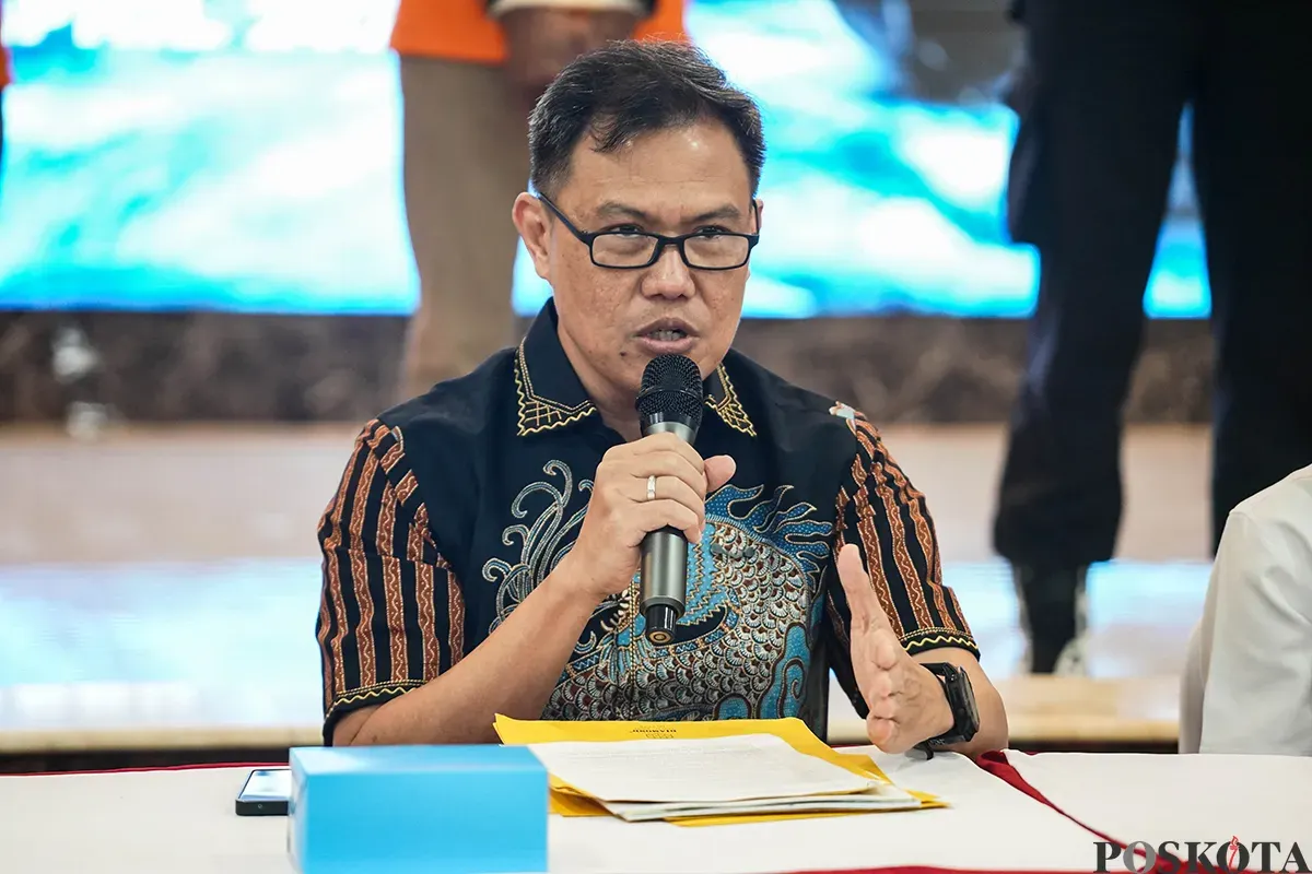 Kasubdit Gakkum Korpolairud Baharkam Polri, Kombes Pol. Donny Charles Go, menyampaikan keterangan saat konferensi pers pengungkapan kasus pembunuhan nahkoda Kapal KM Poseidon 03 di Mako Korpolairud, Tanjung Priok, Jakarta Utara, Jumat, 25 April 2025. (Sumber: Poskota/Bilal Nugraha Ginanjar)
