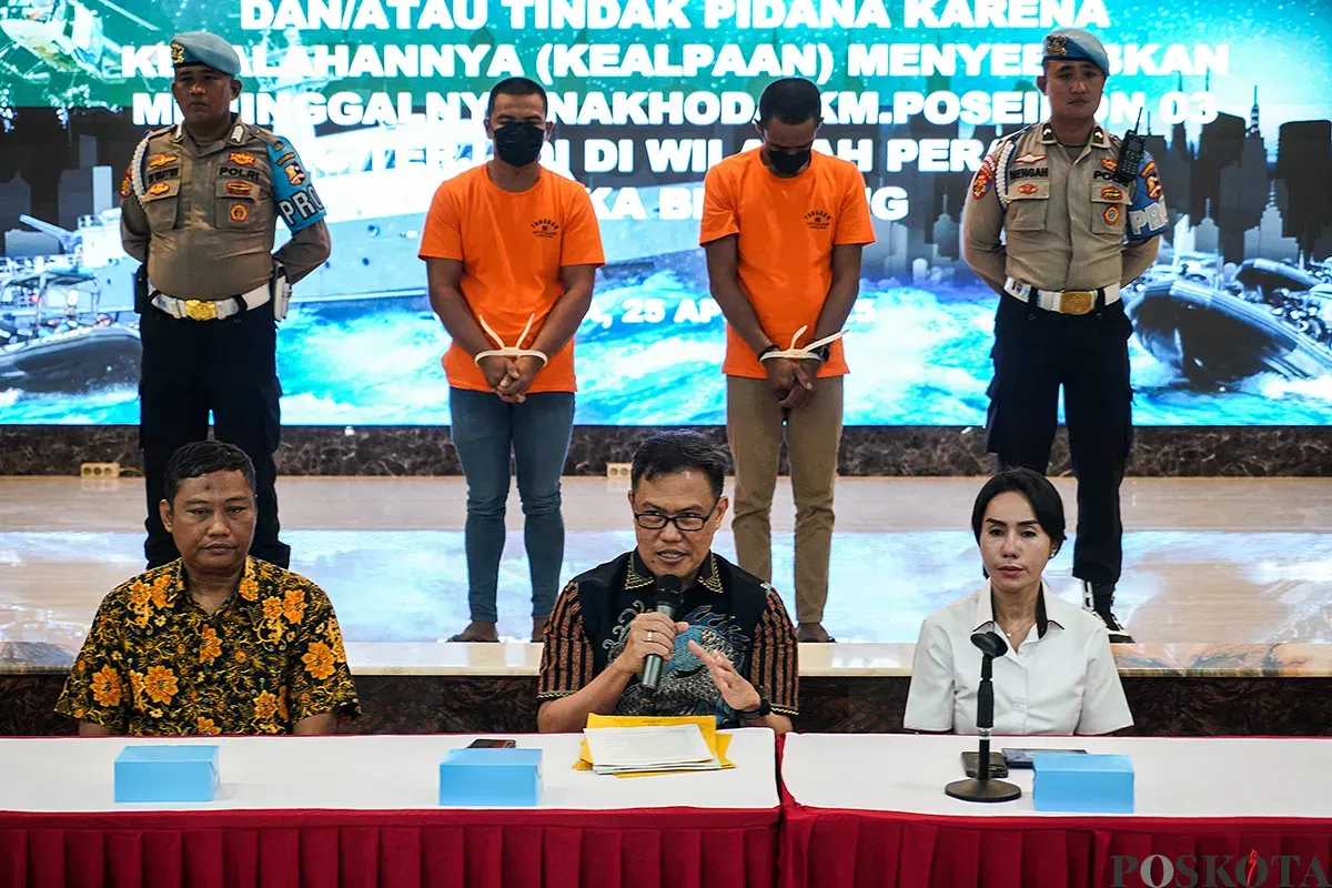 Kasubdit Gakkum Korpolairud Baharkam Polri, Kombes Pol. Donny Charles Go, menyampaikan keterangan saat konferensi pers pengungkapan kasus pembunuhan nahkoda Kapal KM Poseidon 03 di Mako Korpolairud, Tanjung Priok, Jakarta Utara, Jumat, 25 April 2025. (Sumber: Poskota/Bilal Nugraha Ginanjar)