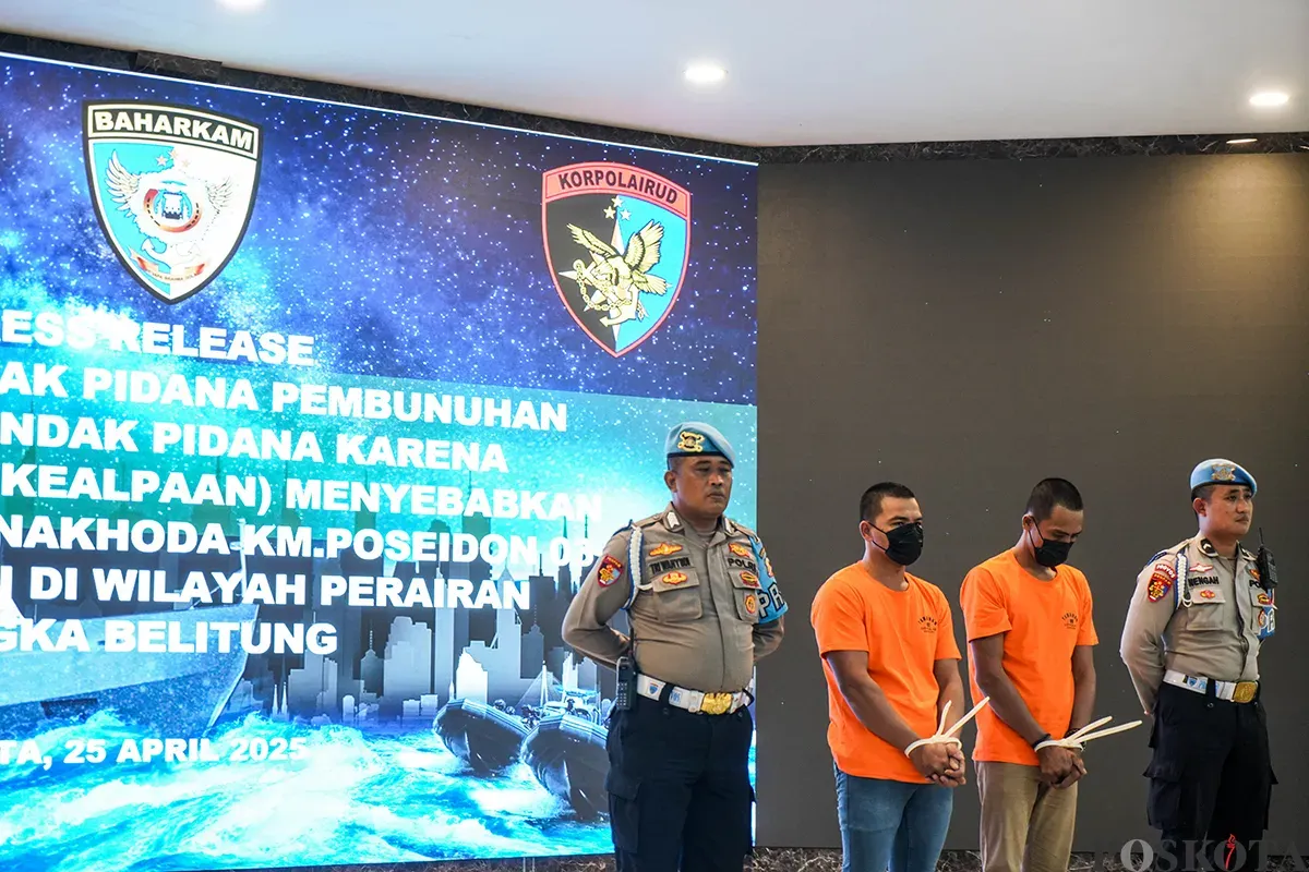 Kasubdit Gakkum Korpolairud Baharkam Polri, Kombes Pol. Donny Charles Go, menyampaikan keterangan saat konferensi pers pengungkapan kasus pembunuhan nahkoda Kapal KM Poseidon 03 di Mako Korpolairud, Tanjung Priok, Jakarta Utara, Jumat, 25 April 2025. (Sumber: Poskota/Bilal Nugraha Ginanjar)