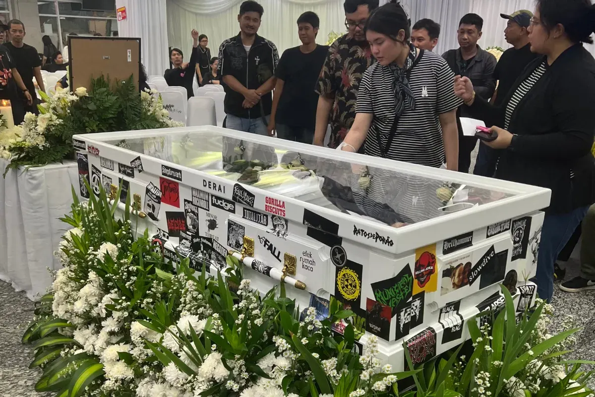 Potret peti mati gitaris Seringai, Ricky Siahaan yang dipenuhi dengan stiker band. (Sumber: X/@aparatmati)