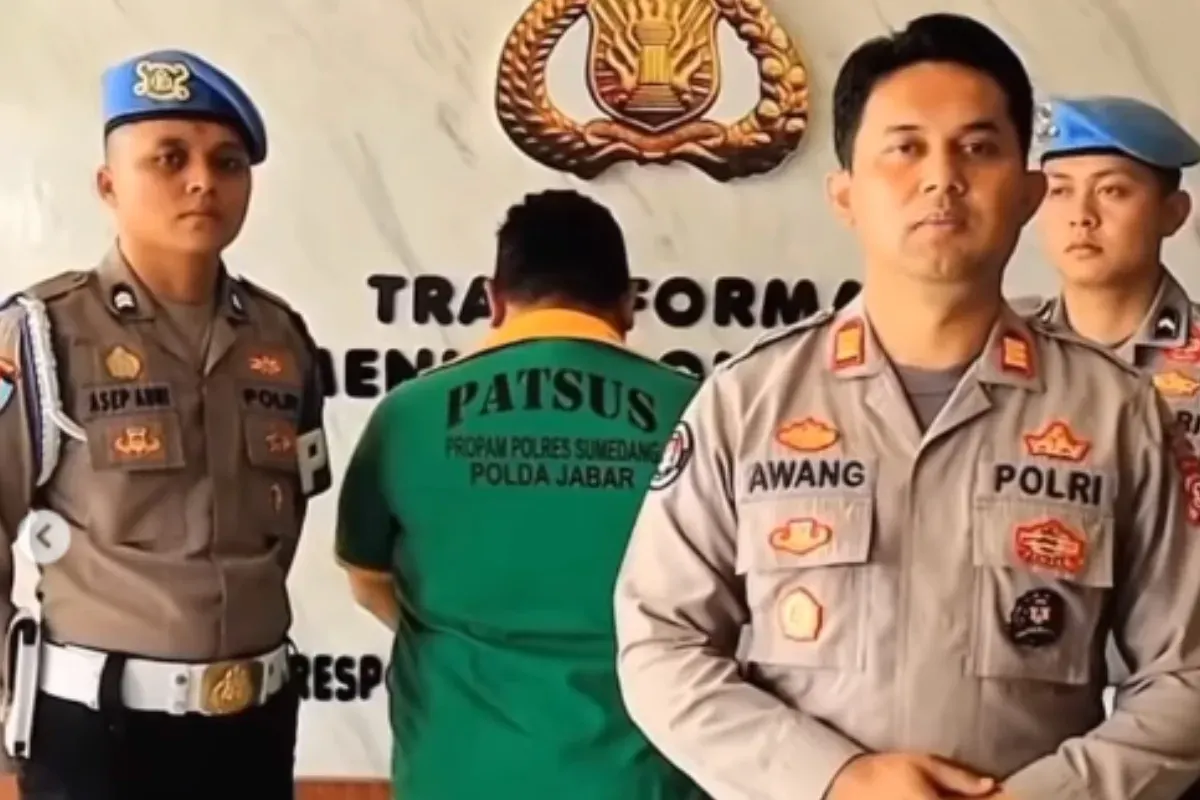 Polisi yang diduga melakukan pungli saat razia ke pengendara akhirnya diperiksa propam. (Sumber: Tangkap Layar Instagram/@fakta.indo)