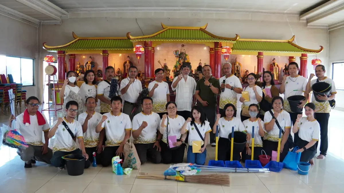 Direktorat Jenderal Bimbingan Masyarakat Buddha mengadakan kegiatan kerja bakti di lima vihara Jabodetabek, Jumat, 25 April 2025.