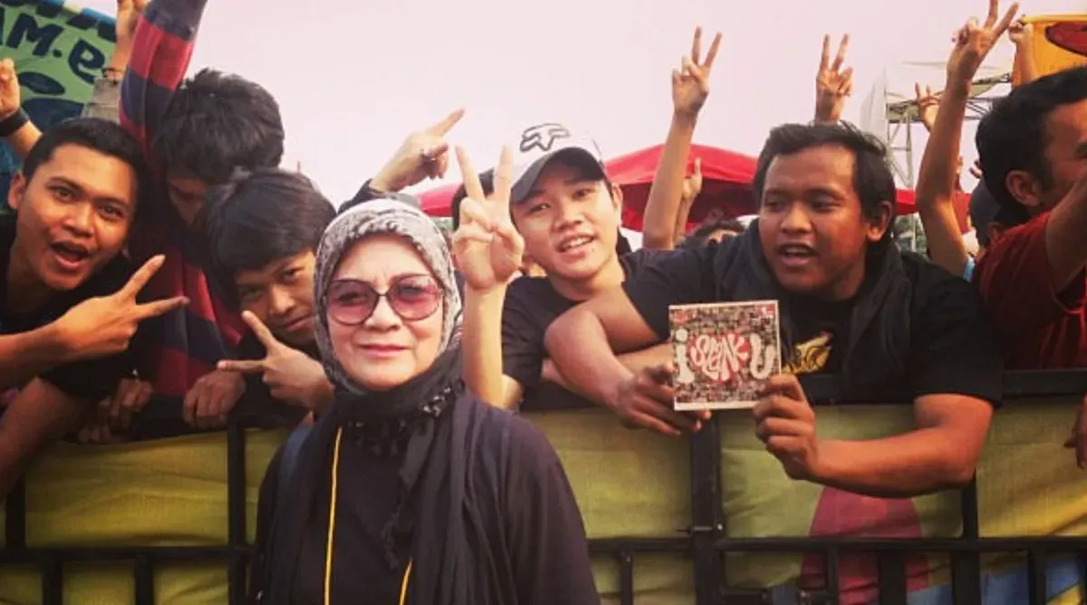 Bunda Iffet semasa hidup menjadi manager Slank membawanya kembali bersinar dan dekat dengan para Slanker, sebutan untuk fans Slank. (Sumber: Capture Instagram Bunda Iffet)