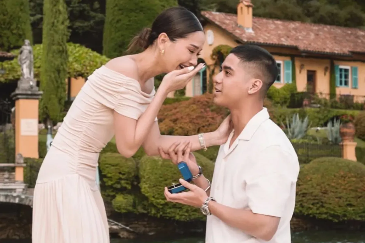 Potret lamaran Al Ghazali kepada Alyssa Daguise. (Sumber: Instagram/@alghazali7)
