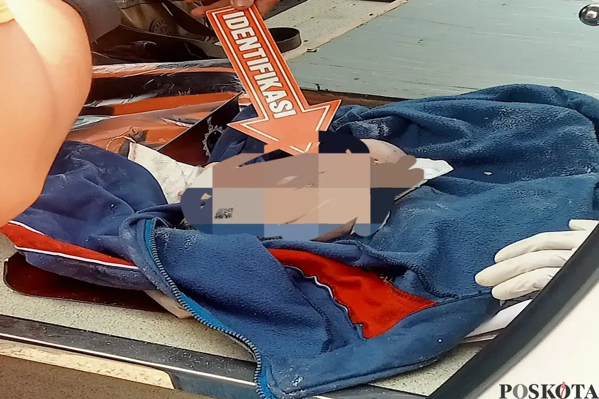 Warga digegerkan dengan penemuan sesosok bayi terbungkus sweater dalam kondisi tewas di tempat sampai RT 15 RW 04, Kebon Jeruk, Jakarta Barat, Sabtu 26 April 2025 pagi. (Sumber: Poskota/Pandi Ramedhan)
