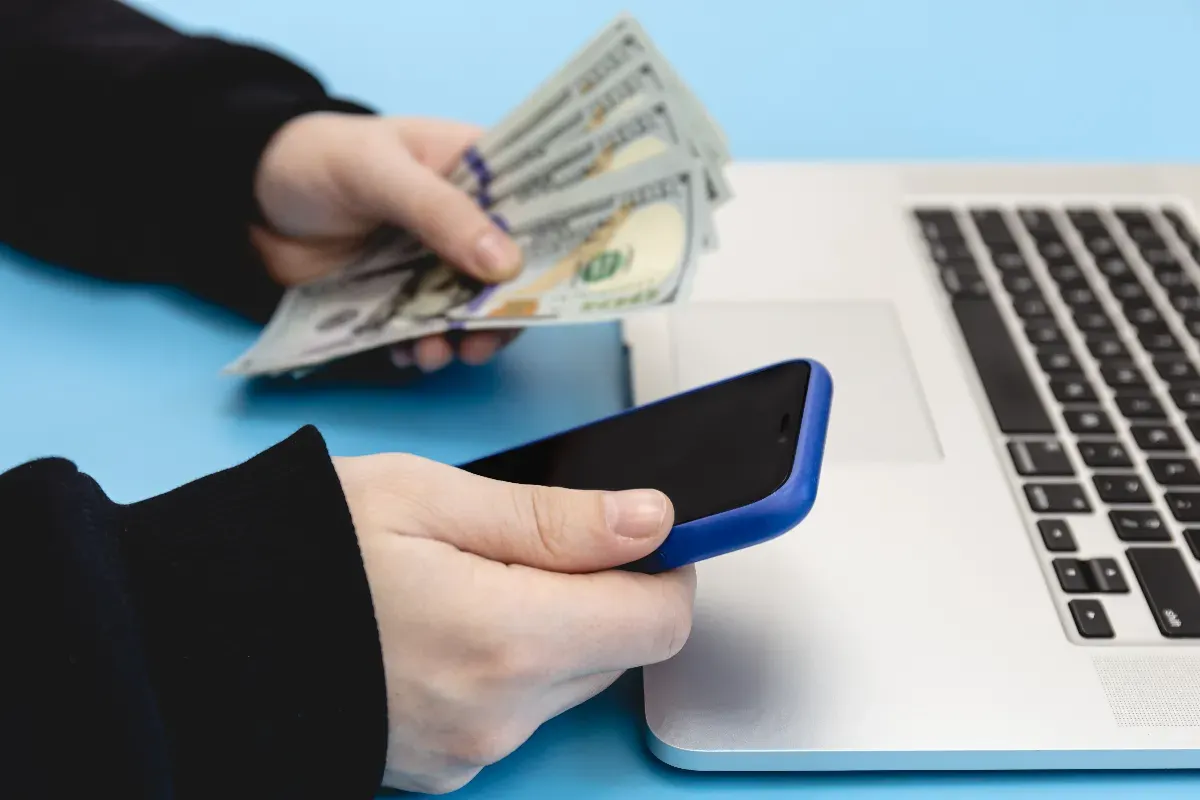 Tips agar tidak terjebak pinjol ilegal. (Sumber: Freepik/pvproductions)