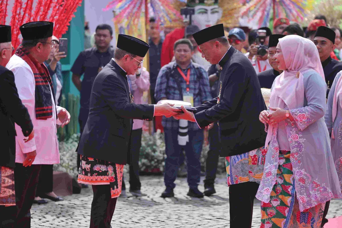 Gubernur Jakarta, Pramono Anung dan Wakil Gubernur (Wagub) Rano Karno menghadiri acara Lebaran Betawi 2025 di Monas, Jakarta Pusat, pada Sabtu, 26 April 2025. (Sumber: Dok. Pemprov Jakarta)