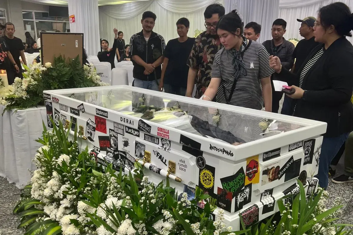 Peti mati gitaris Seringai, Ricky Siahaan di Rumah Duka Sentosa RSPAD, Jakarta Pusat, Jumat, 25 April 2025. (Sumber: X/@aparatmati)