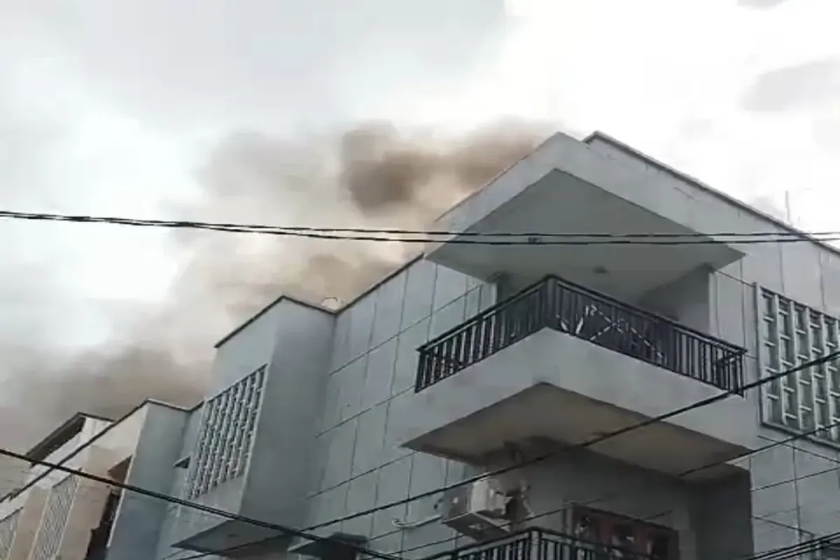 Kebakaran ruko furniture di kawasan Duri Kepa, Kebon Jeruk, Jakarta Barat, Sabtu 26 April 2025. (Sumber: Gulkarmat Jakarta)