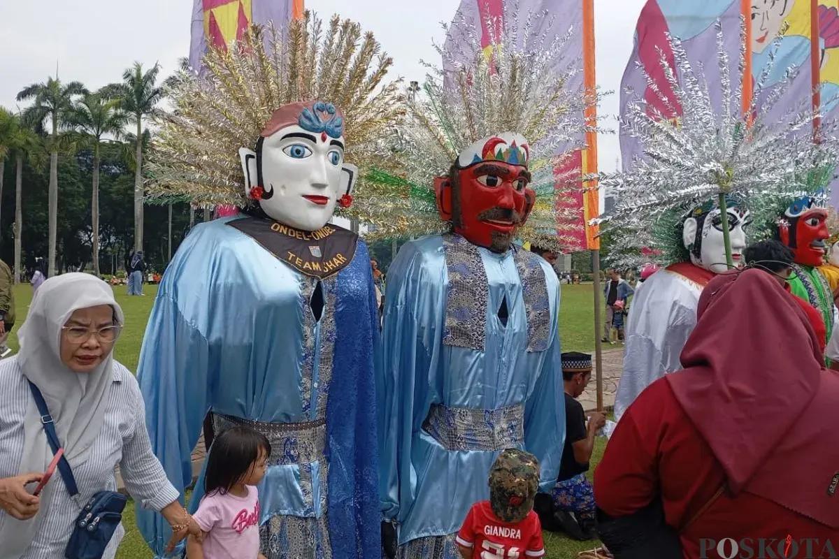 Ondel-ondel memeriahkan Lebaran Betawi 2025 di kawasan Monas, Jakarta Pusat, Minggu, 27 April 2025. (Sumber: Poskota)