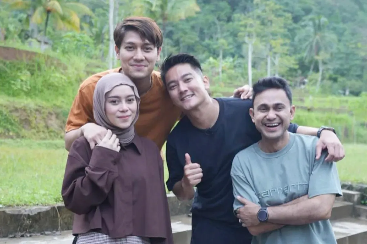 Potret Lesti Kejora dan teman-teman artisnya saat mengunjungi kampung halamannya di Cianjur, Jawa Barat. (Sumber: Instagram/ @rizkybillar)
