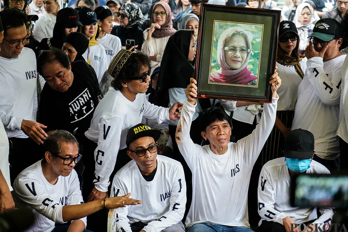Personel band Slank Bimbim bersama para kerabat mengantarkan jenazah Bunda Iffet saat akan dimakamkan di TPU Karet Bivak, Jakarta, Minggu, 27 April 2025. (Sumber: Poskota/Bilal Nugraha Ginanjar)