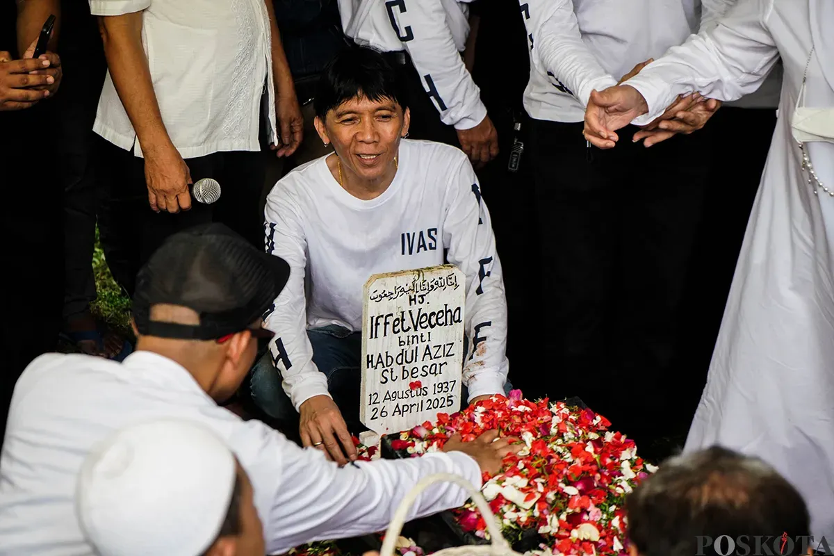 Personel band Slank Bimbim bersama para kerabat mengantarkan jenazah Bunda Iffet saat akan dimakamkan di TPU Karet Bivak, Jakarta, Minggu, 27 April 2025. (Sumber: Poskota/Bilal Nugraha Ginanjar)