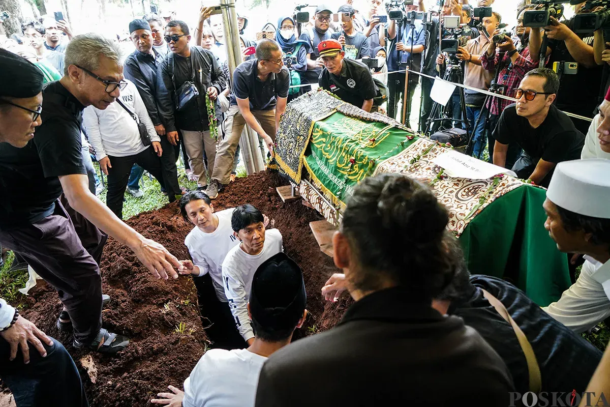 Personel band Slank Bimbim bersama para kerabat mengantarkan jenazah Bunda Iffet saat akan dimakamkan di TPU Karet Bivak, Jakarta, Minggu, 27 April 2025. (Sumber: Poskota/Bilal Nugraha Ginanjar)