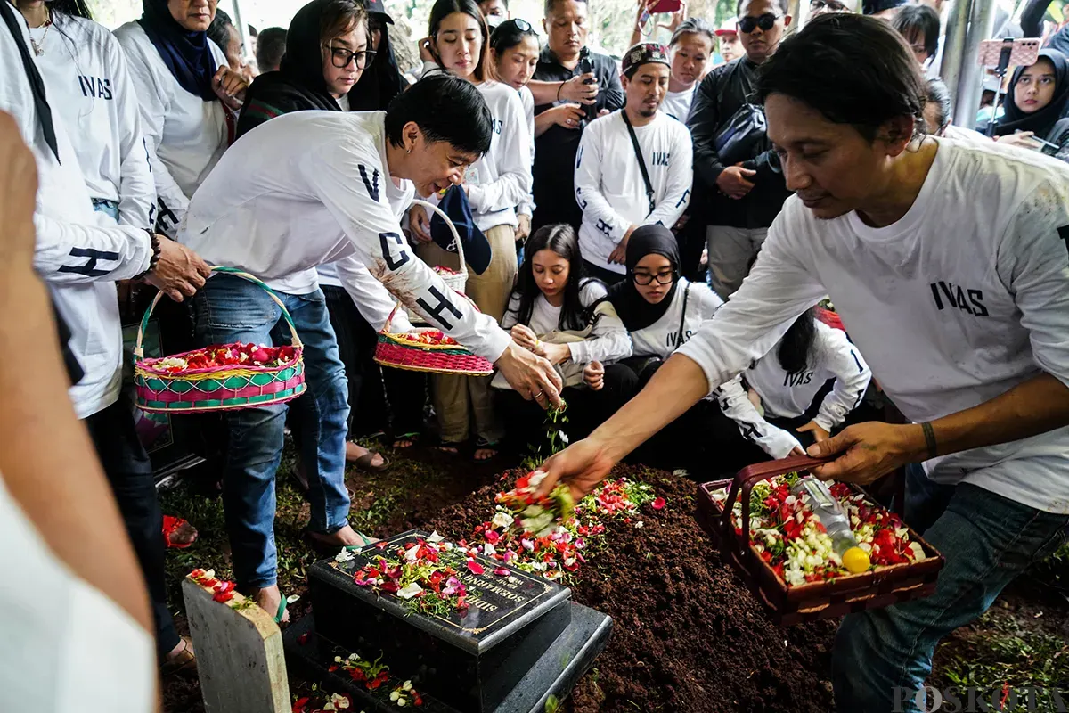 Personel band Slank Bimbim bersama para kerabat mengantarkan jenazah Bunda Iffet saat akan dimakamkan di TPU Karet Bivak, Jakarta, Minggu, 27 April 2025. (Sumber: Poskota/Bilal Nugraha Ginanjar)