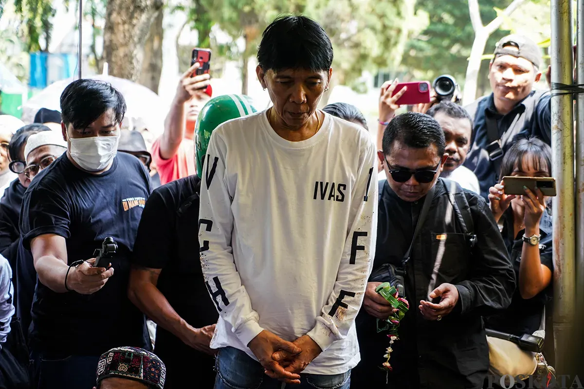 Personel band Slank Bimbim bersama para kerabat mengantarkan jenazah Bunda Iffet saat akan dimakamkan di TPU Karet Bivak, Jakarta, Minggu, 27 April 2025. (Sumber: Poskota/Bilal Nugraha Ginanjar)