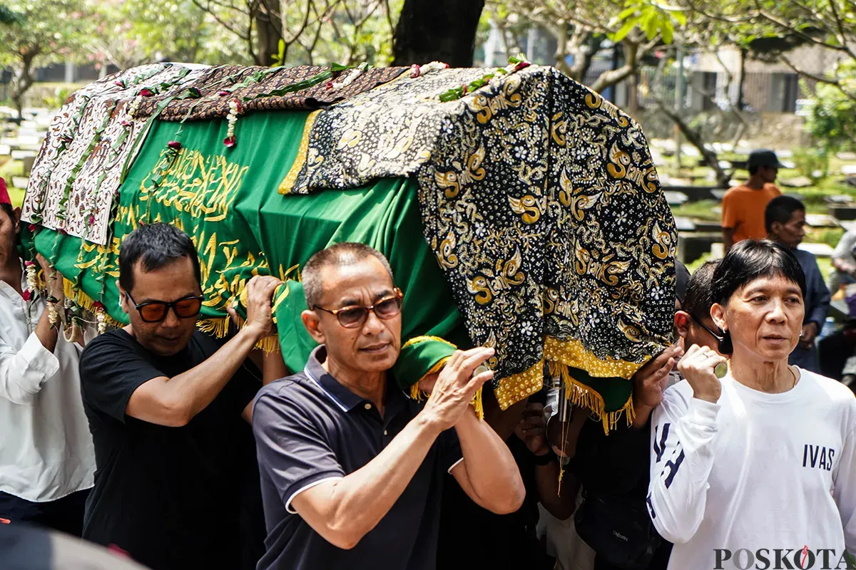 Personel band Slank Bimbim bersama para kerabat mengantarkan jenazah Bunda Iffet saat akan dimakamkan di TPU Karet Bivak, Jakarta, Minggu, 27 April 2025. (Sumber: Poskota/Bilal Nugraha Ginanjar)