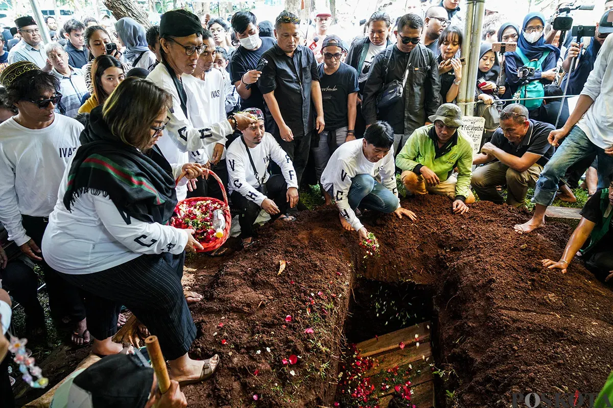 Personel band Slank Bimbim bersama para kerabat mengantarkan jenazah Bunda Iffet saat akan dimakamkan di TPU Karet Bivak, Jakarta, Minggu, 27 April 2025. (Sumber: Poskota/Bilal Nugraha Ginanjar)