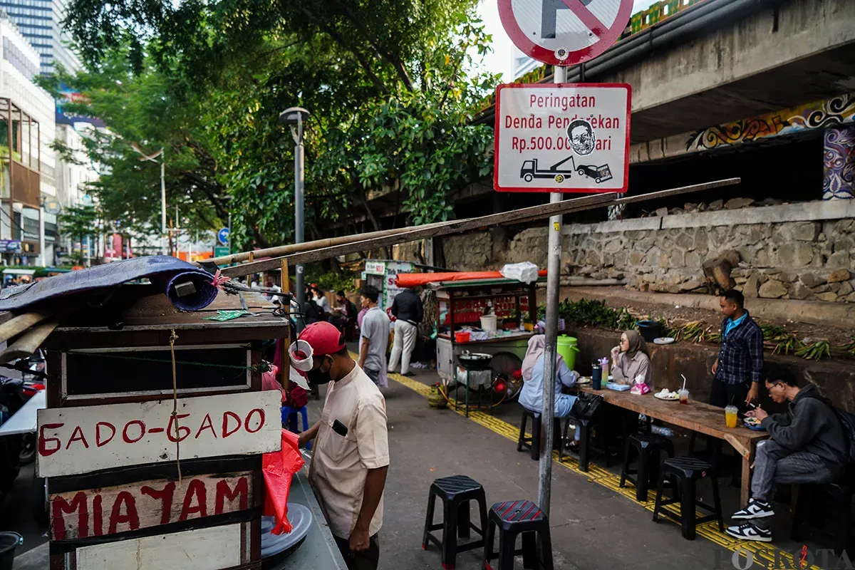 Jalan Blora, Menteng, Jakarta, yang dipenuhi oleh pedagang kaki lima dan parkir kendaraan bermotor, Minggu, 27 April 2025. (Sumber: Poskota/Bilal Nugraha Ginanjar)