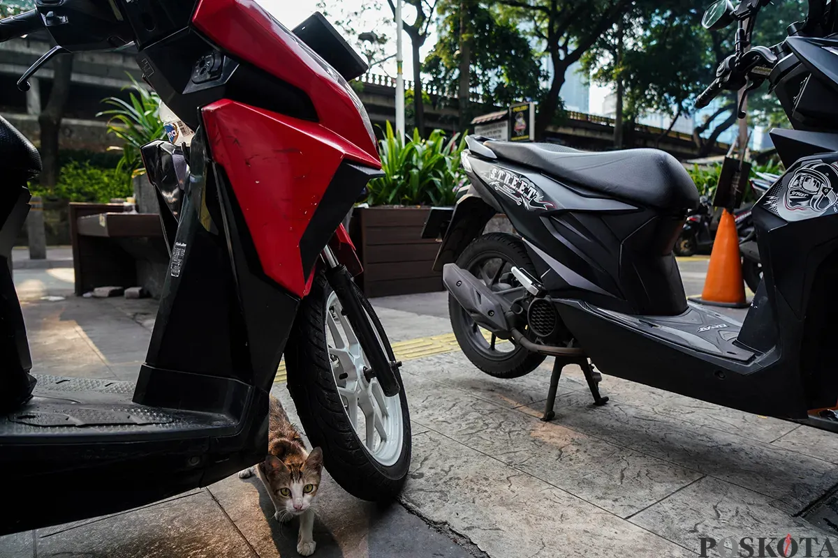 Jalan Blora, Menteng, Jakarta, yang dipenuhi oleh pedagang kaki lima dan parkir kendaraan bermotor, Minggu, 27 April 2025. (Sumber: Poskota/Bilal Nugraha Ginanjar)