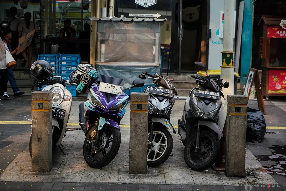 Jalan Blora, Menteng, Jakarta, yang dipenuhi oleh pedagang kaki lima dan parkir kendaraan bermotor, Minggu, 27 April 2025. (Sumber: Poskota/Bilal Nugraha Ginanjar)