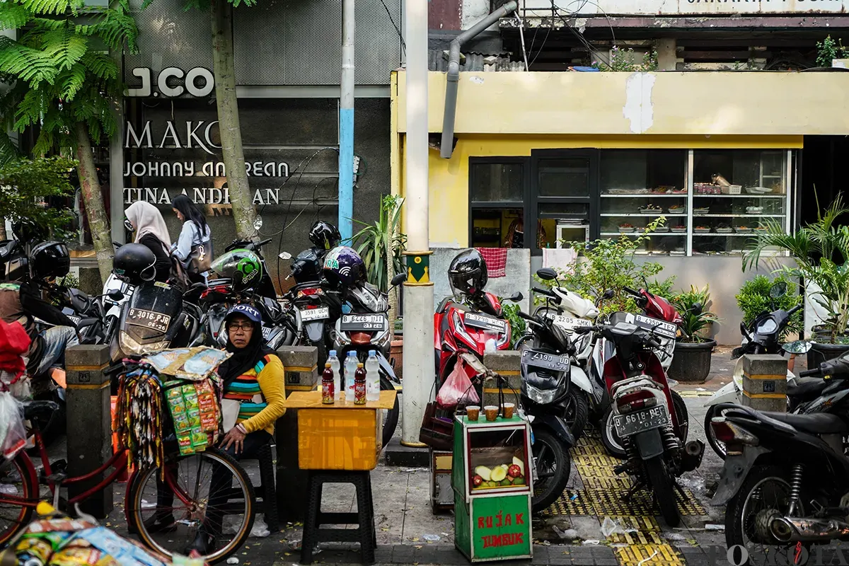 Jalan Blora, Menteng, Jakarta, yang dipenuhi oleh pedagang kaki lima dan parkir kendaraan bermotor, Minggu, 27 April 2025. (Sumber: Poskota/Bilal Nugraha Ginanjar)