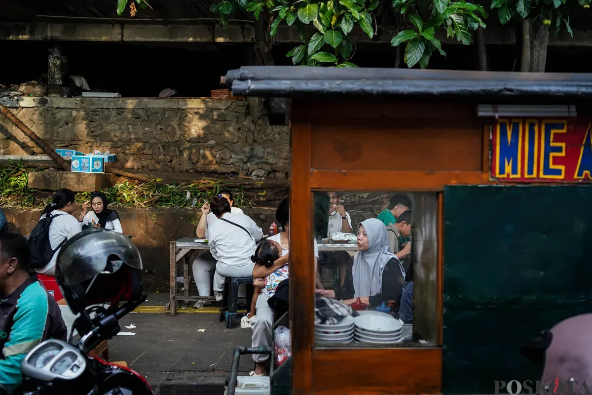 Jalan Blora, Menteng, Jakarta, yang dipenuhi oleh pedagang kaki lima dan parkir kendaraan bermotor, Minggu, 27 April 2025. (Sumber: Poskota/Bilal Nugraha Ginanjar)