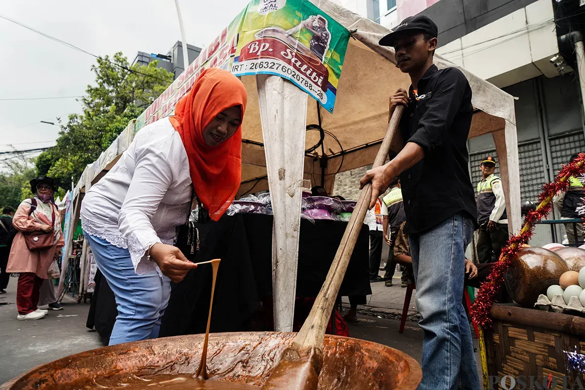 Warga memadati acara Lebaran Tenabang di Jalan K. H Wahid Hasyim, Tanah Abang, Jakarta, Minggu, 27 April 2025. (Sumber: Poskota/Bilal Nugraha Ginanjar)