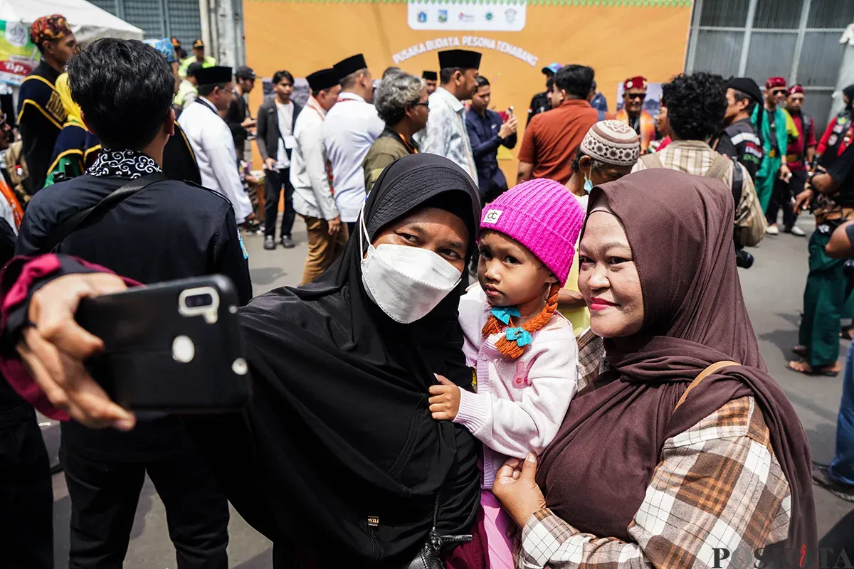 Warga memadati acara Lebaran Tenabang di Jalan K. H Wahid Hasyim, Tanah Abang, Jakarta, Minggu, 27 April 2025. (Sumber: Poskota/Bilal Nugraha Ginanjar)