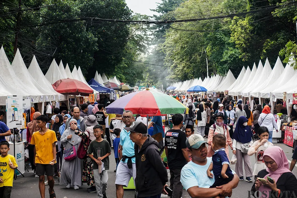 Warga memadati acara Lebaran Tenabang di Jalan K. H Wahid Hasyim, Tanah Abang, Jakarta, Minggu, 27 April 2025. (Sumber: Poskota/Bilal Nugraha Ginanjar)
