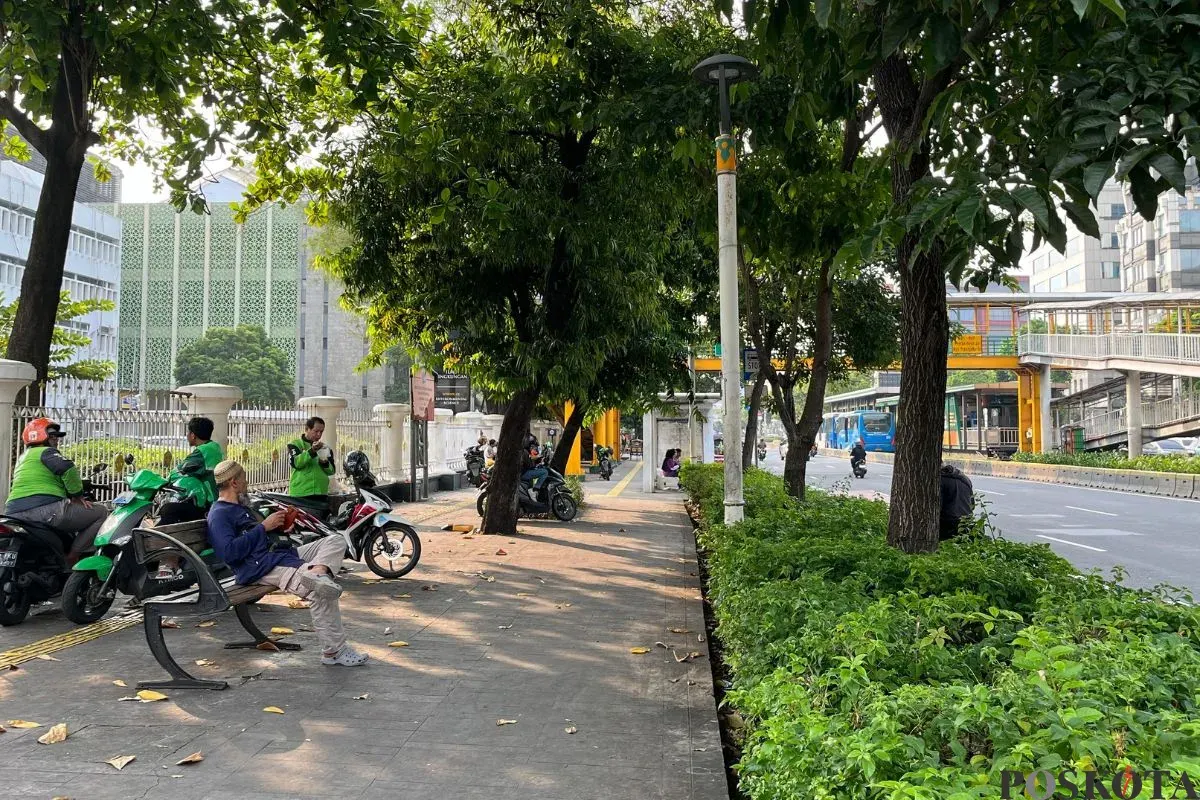 Trotoar di kawasan Salemba Raya, Jakarta Pusat, tampak dipakai pemotor hingga pedagang. (Sumber: Poskota/Pandi Ramedhan)
