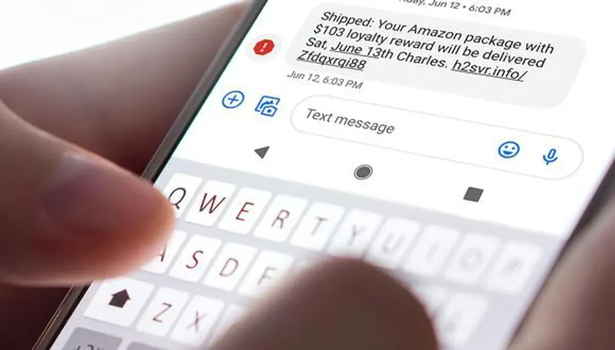 SMS spam iklan pinjaman online (pinjol) kini menjadi masalah yang kian meluas di kalangan pengguna ponsel. (Sumber: Pinterest)
