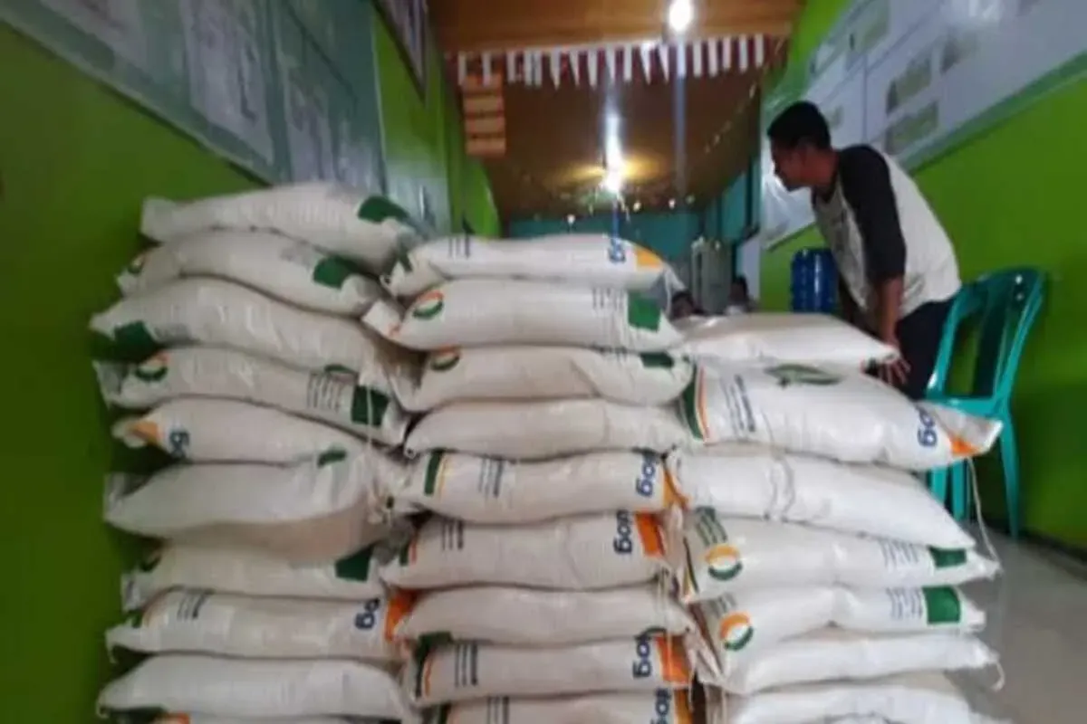 Pemerintah akan kembali menyalurkan bantuan sosial beras 10 kg pada tahun 2025 dengan skema baru untuk membantu keluarga miskin dan rentan. (Sumber: Facebook/Info BANSOS)